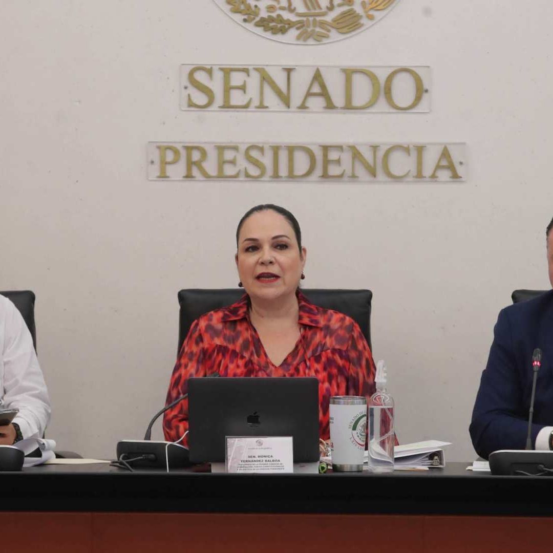 Integrantes de la Primera Comisión de la Permanente en sesión este lunes.
