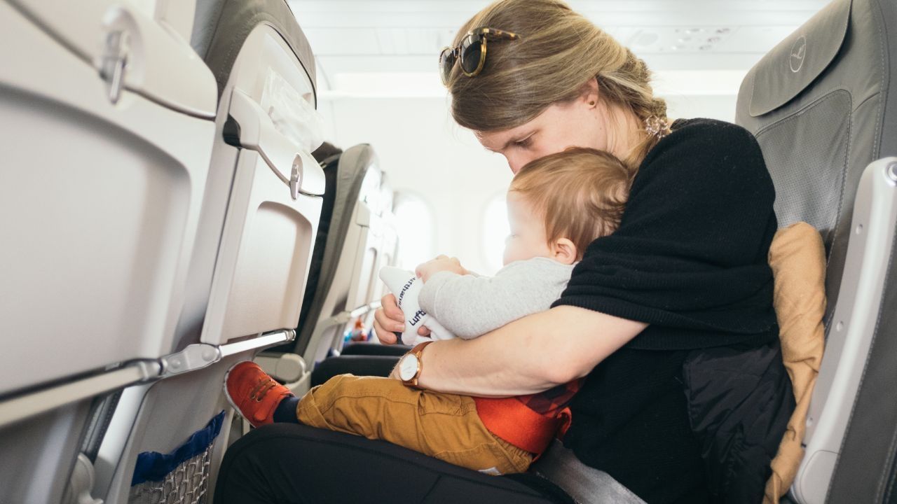 Los niños y niñas menores de 2 años no pagan boleto de avión
