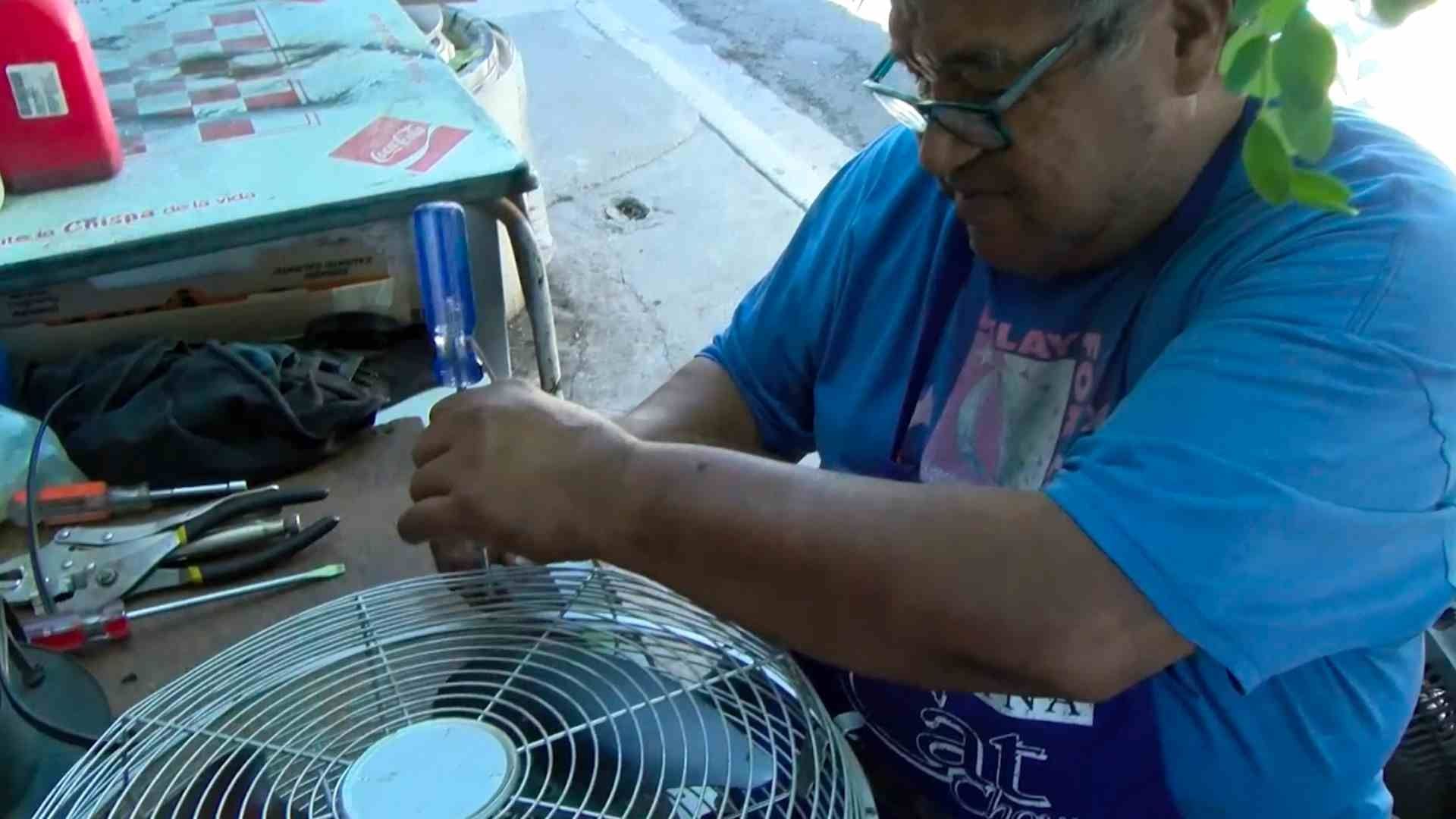 Don Cuco tiene 10 años reparando abanicos