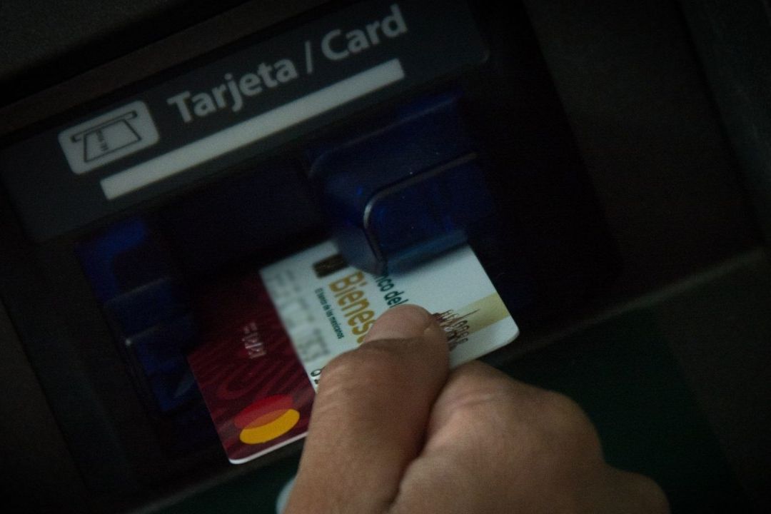 Una persona a punto de realizar un retiro con su tarjeta del Bienestar