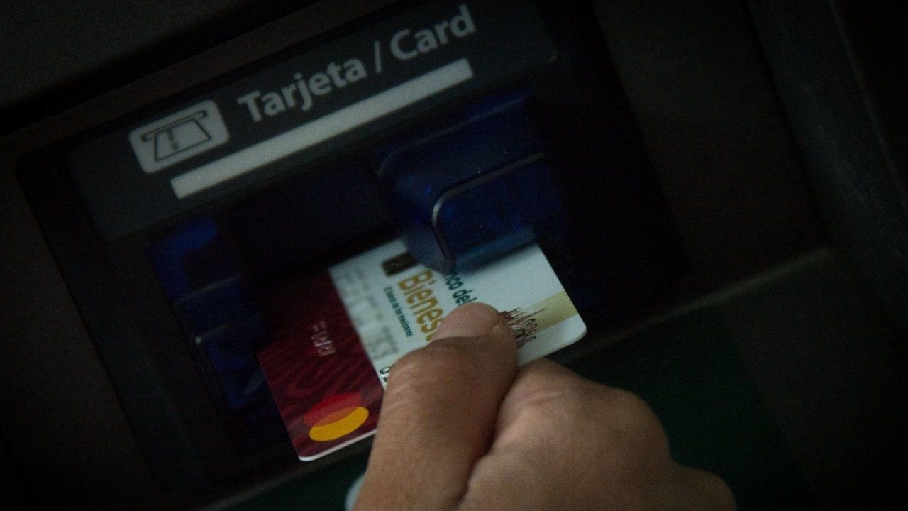 Una persona a punto de realizar un retiro con su tarjeta del Bienestar
