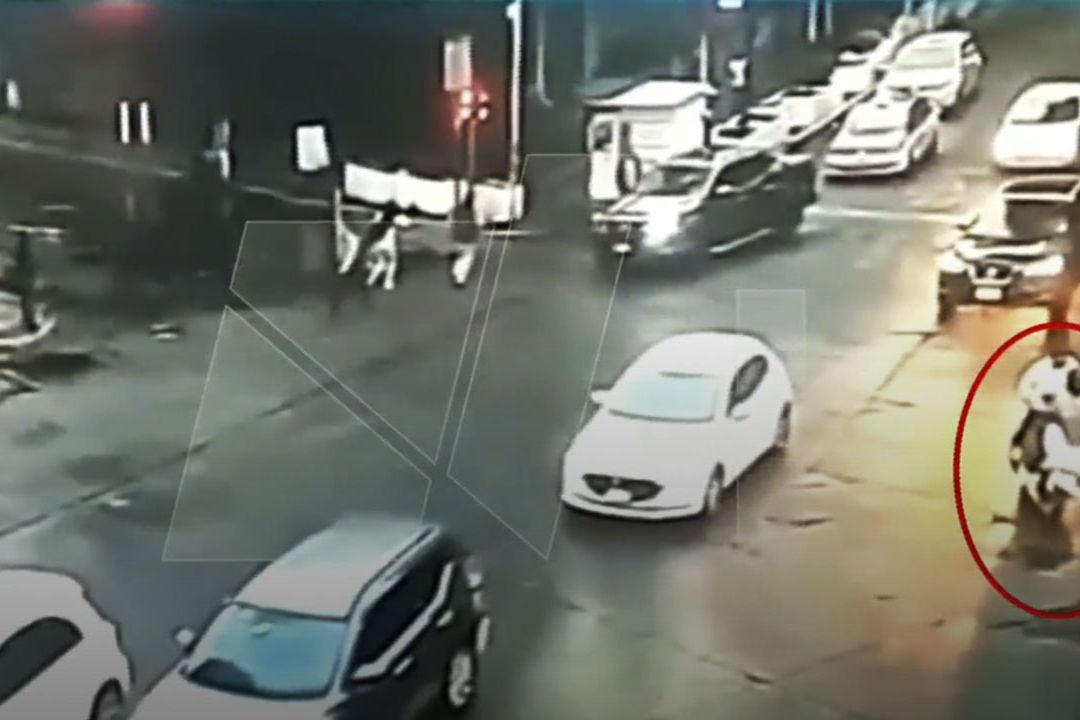 Cámaras captaron el momento en que cuatro hombres huyeron luego de robar 15 relojes de una joyería de Plaza Antara en Polanco