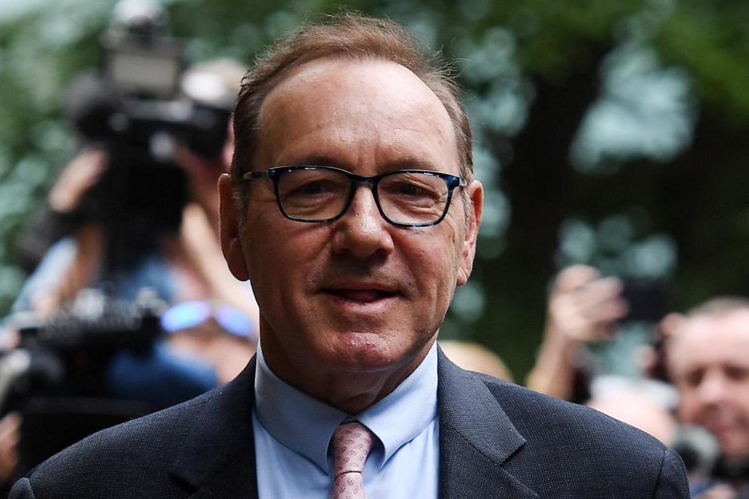 El actor Kevin Spacey acudió a un tribunal en Londres al arrancar el proceso judicial en su contra por 12 cargos por presuntos delitos sexuales