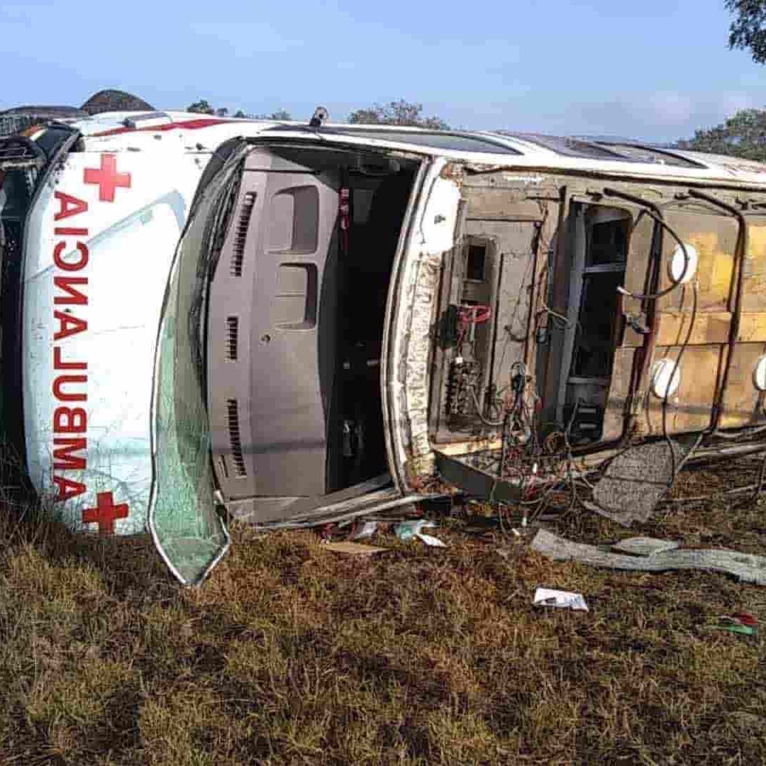 Volcó ambulancia de la Cruz Roja, una oveja se atravesó