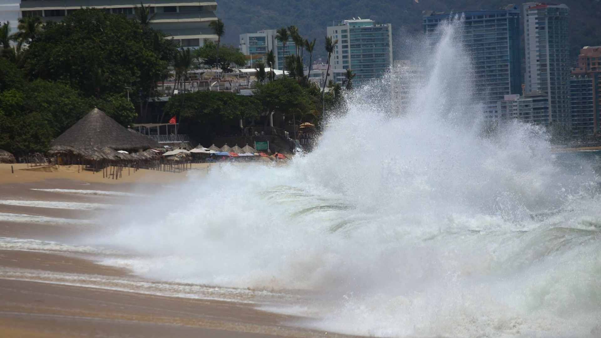 Huracán Adrián se Aleja de Costas Mexicanas, pero Dejará Lluvias