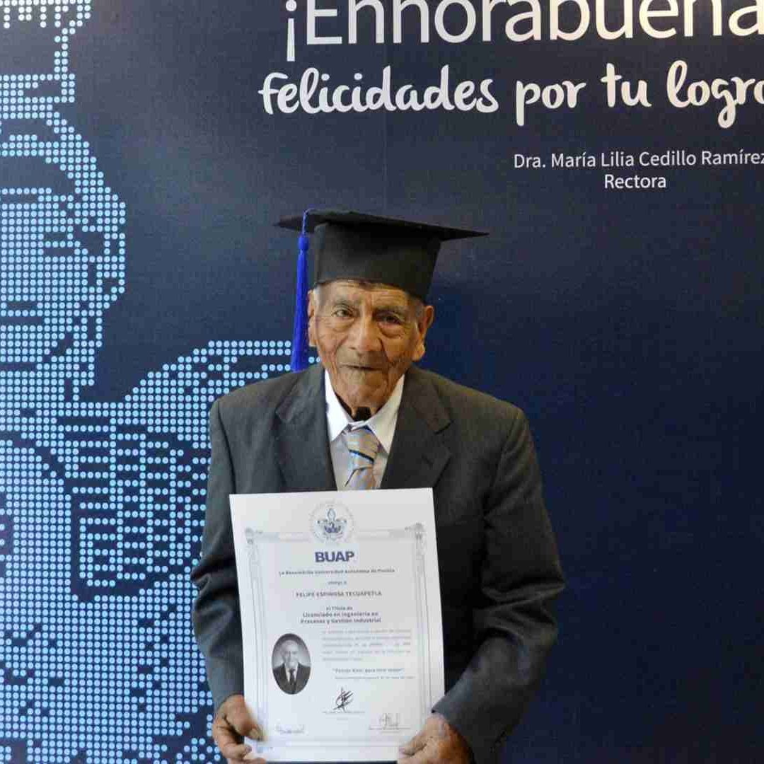 Don Felipe recibió su título profesional a sus 86 años de edad de manos de la Rectora de la BUAP