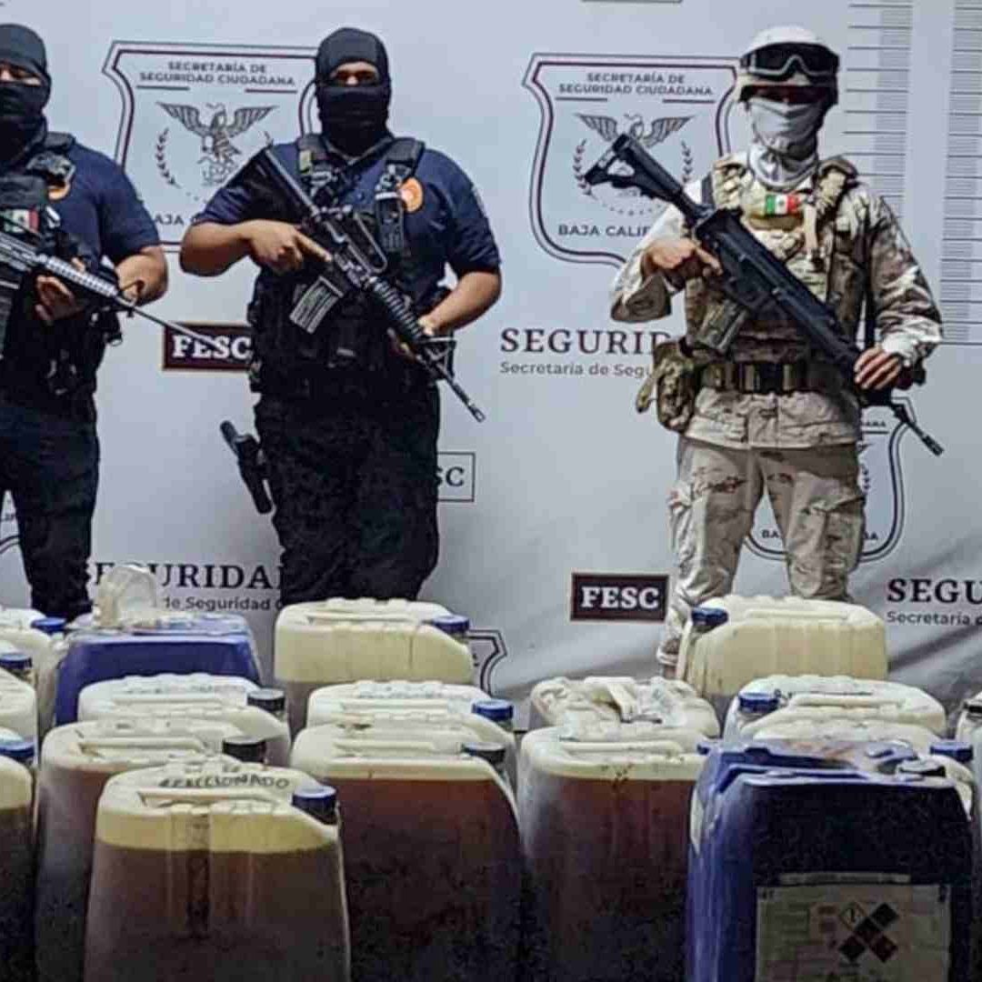 Elementos de FESC y Sedena aseguran 45 bidones de metanfetamina líquida en poblado de El Hongo, en Tecate, Baja California