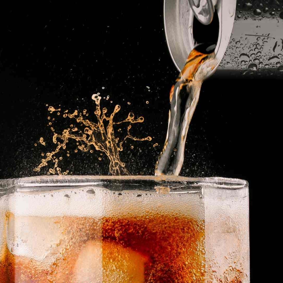 El aspartame se encuentra en refrescos dietéticos