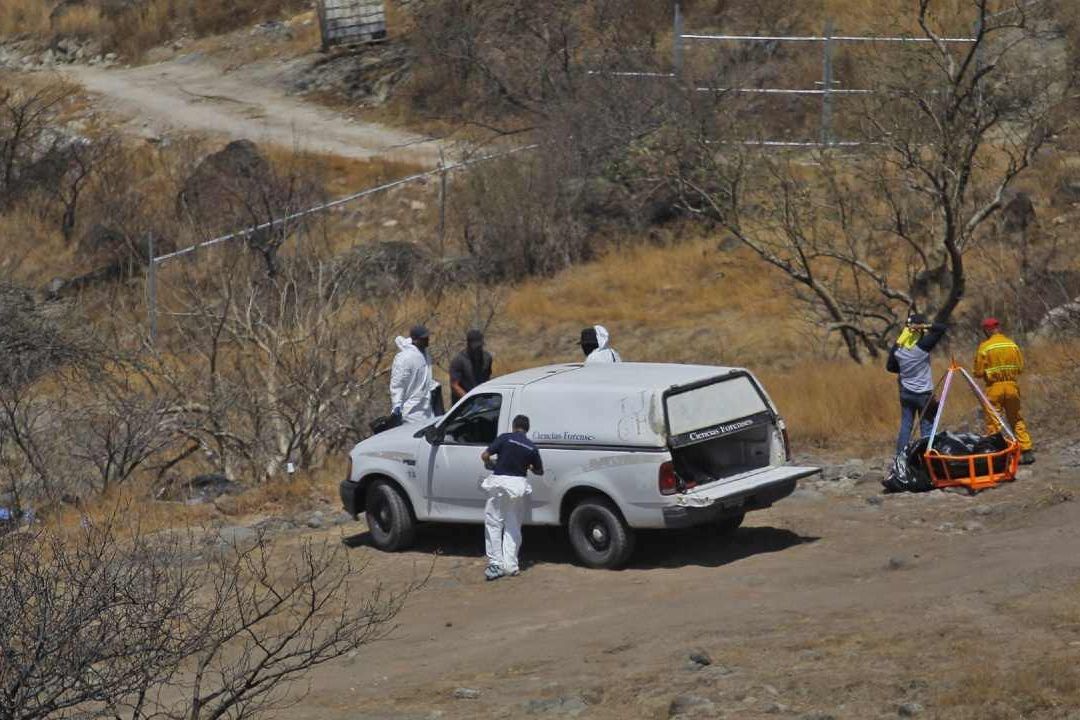 Personal de la Fiscalía de Jalisco durante un operativo en la colonia Mirador Escondido, en Zapopan