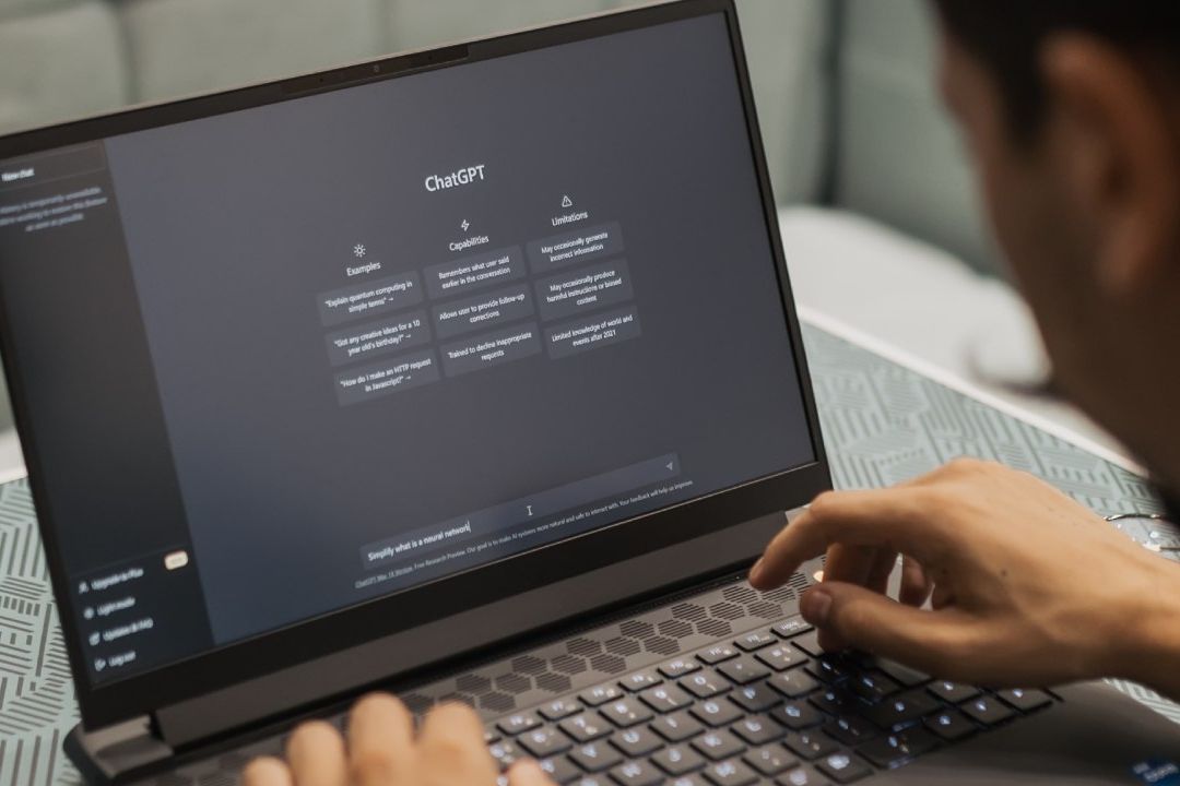Un estudio relevó que el ChatGPT puede informar y desinformar a los usuarios de redes sociales de manera mas convincente que los humanos