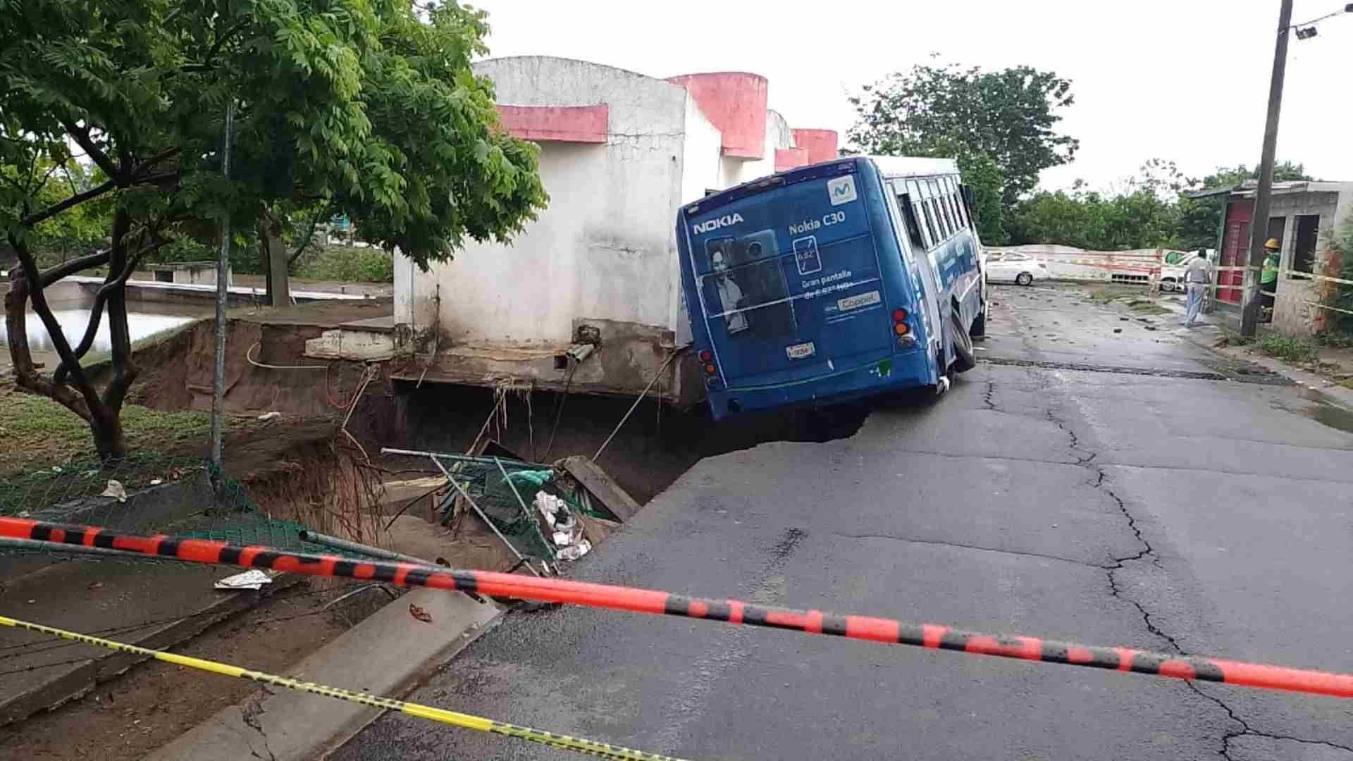 Deslaves en Veracruz Ponen en Riego Casas y Vehículos