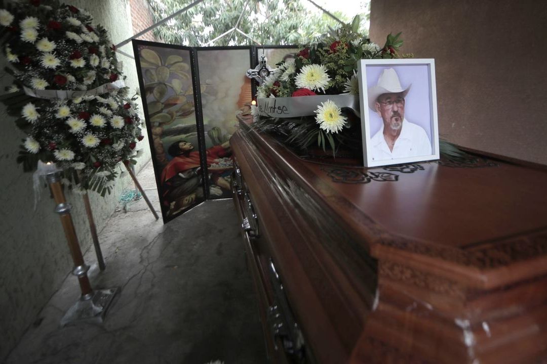 Velatorio del fundador de Autodefensa, Hipólito Mora, en el municipio La Ruana, estado de Michoacán