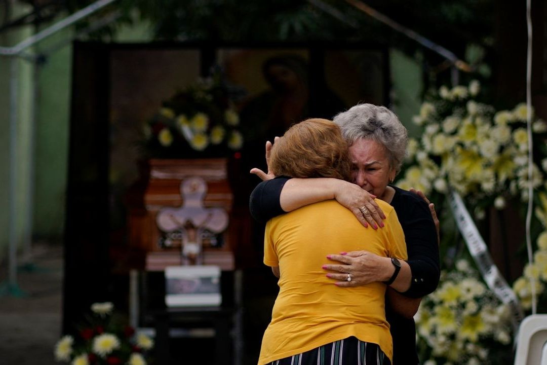 Amigos y familia velan a Hipólito Mora tras asesinato en La Ruana