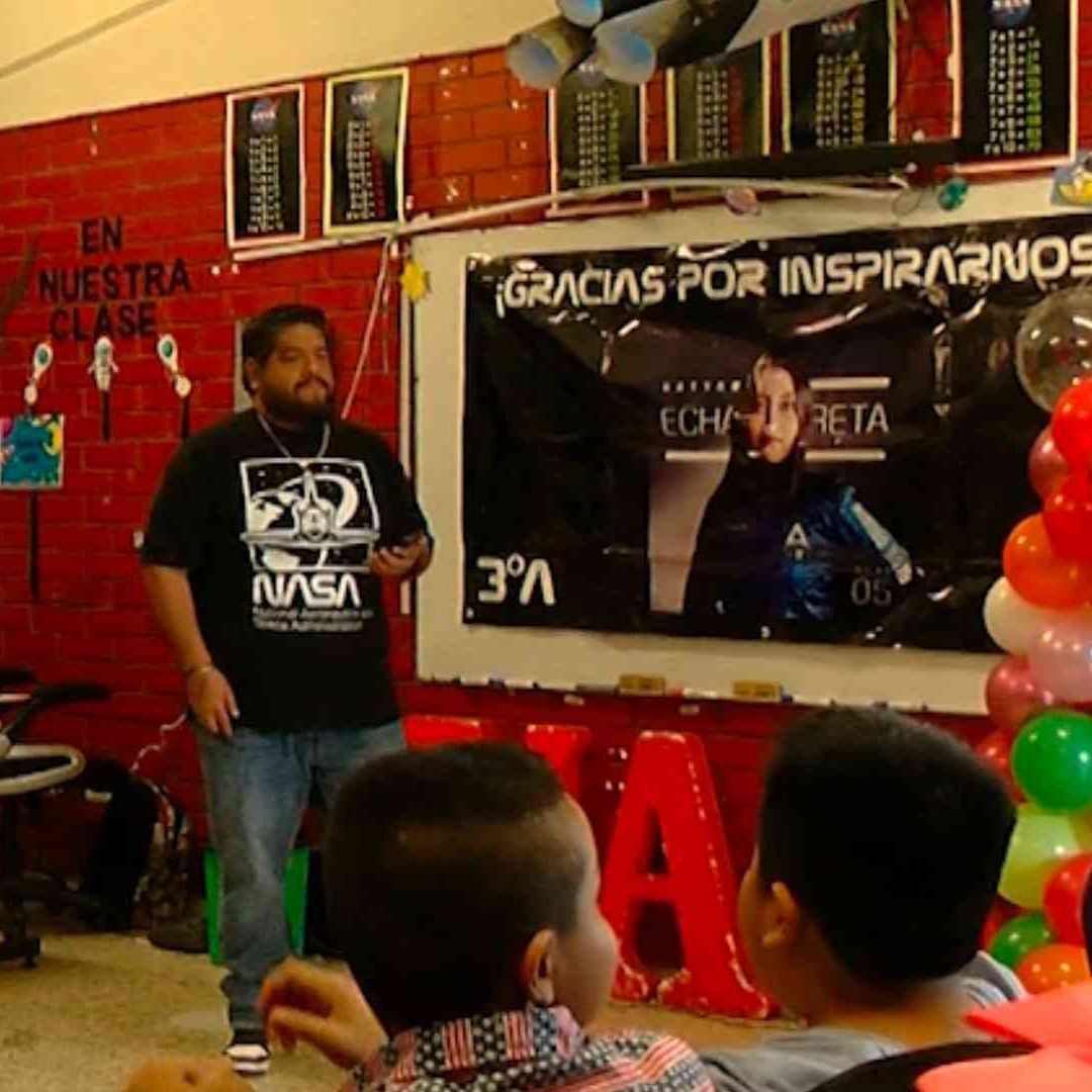 Carlos conocido como el Profe Chido arma convivio con sus alumnos de escuela primaria.