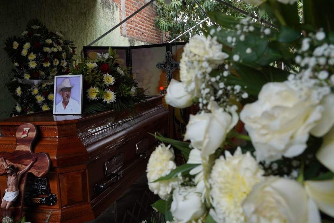 Familiares y Amigos dan el último adiós a Hipólito Mora