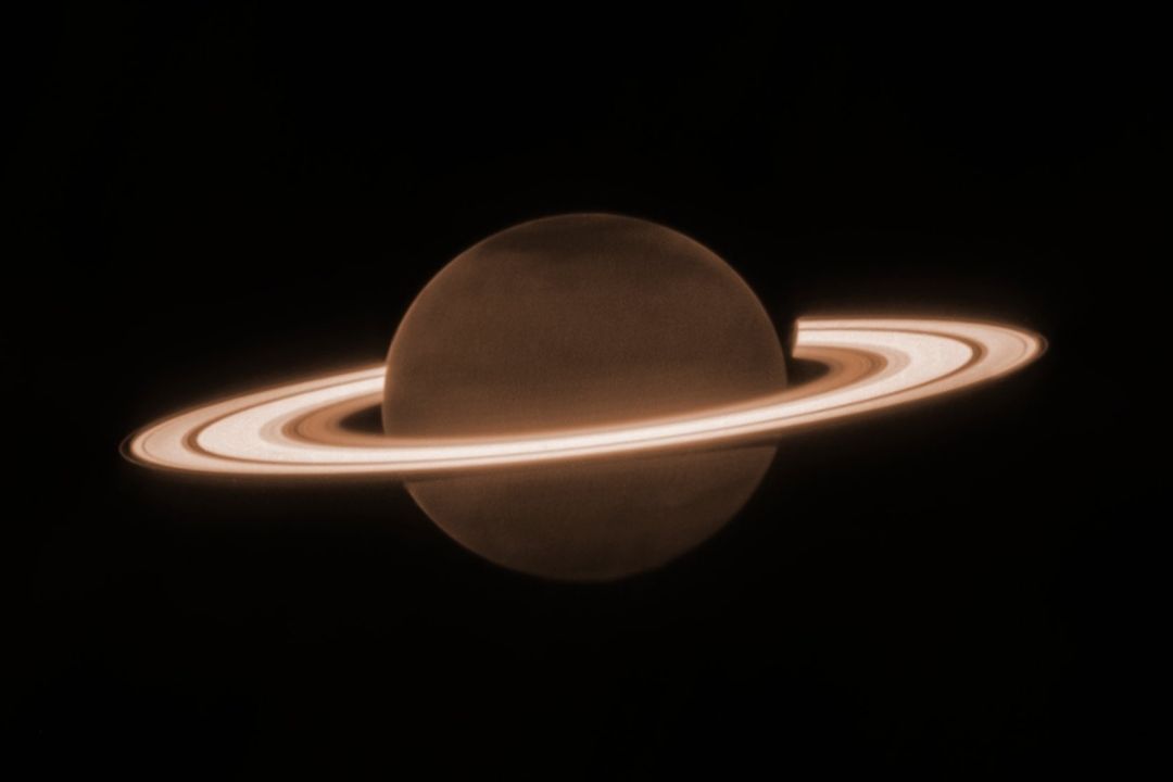 James Webb capta imagen de los anillos de Saturno brillando
