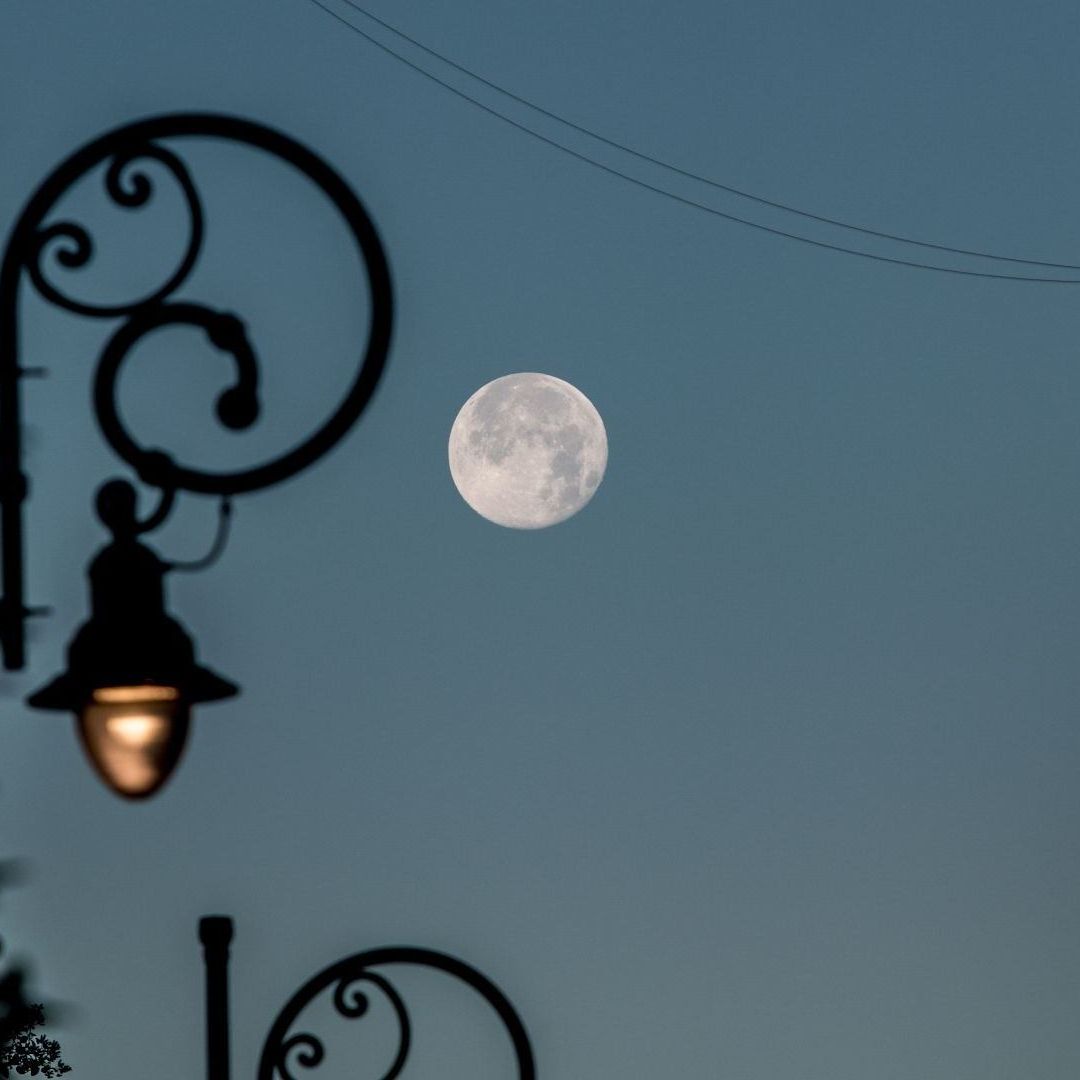 Esta superluna de ciervo no solo será de las más grandes en el año, también podría tener una tonalidad entre rojiza y naranja.