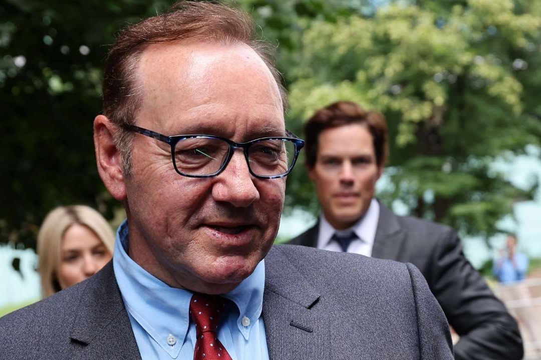 El actor estadounidense Kevin Spacey abandona el Tribunal de la Corona de Southwark en Londres