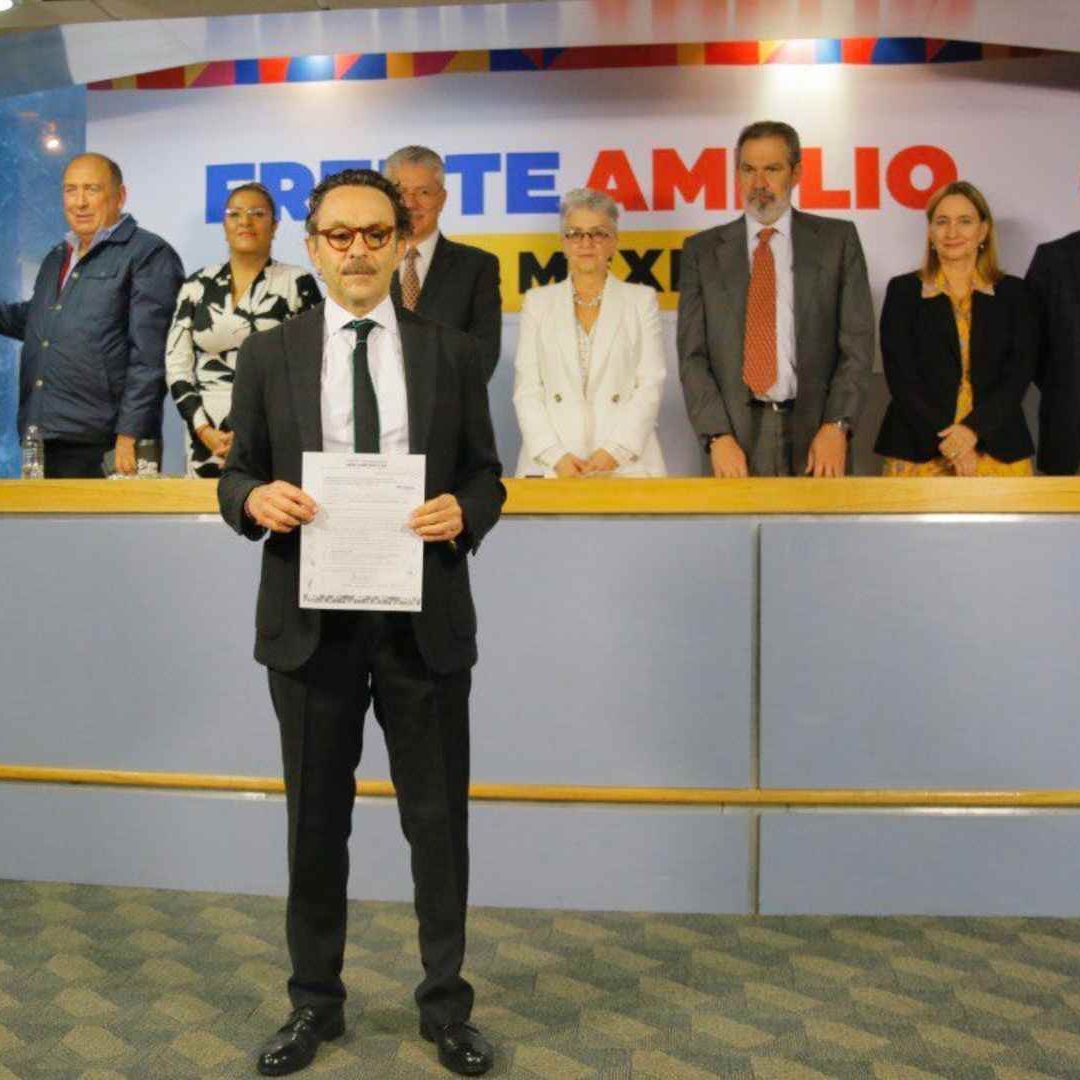 Gabriel Quadri durante su registro como aspirante a la Coordinación del Frente Amplio por México