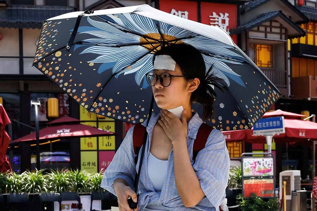 La gente se protege del calor en China, el 24 de junio de 2023. Foto: AFP | Archivo
