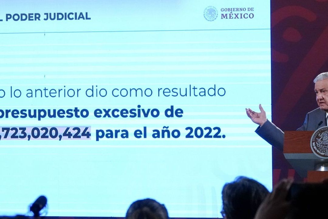 AMLO mostró lista de 40 excesos del Poder Judicial, como sueldos, aguinaldos y viáticos