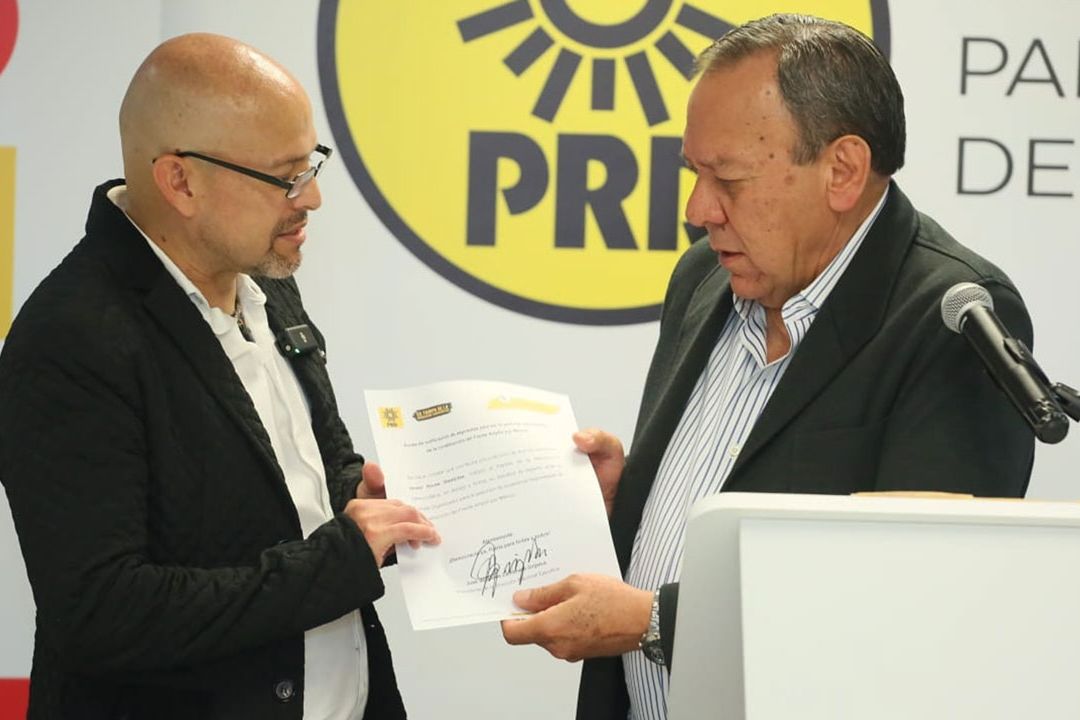 Israel Rivas formaliza su registro como aspirante a responsable del Frente Amplio por México