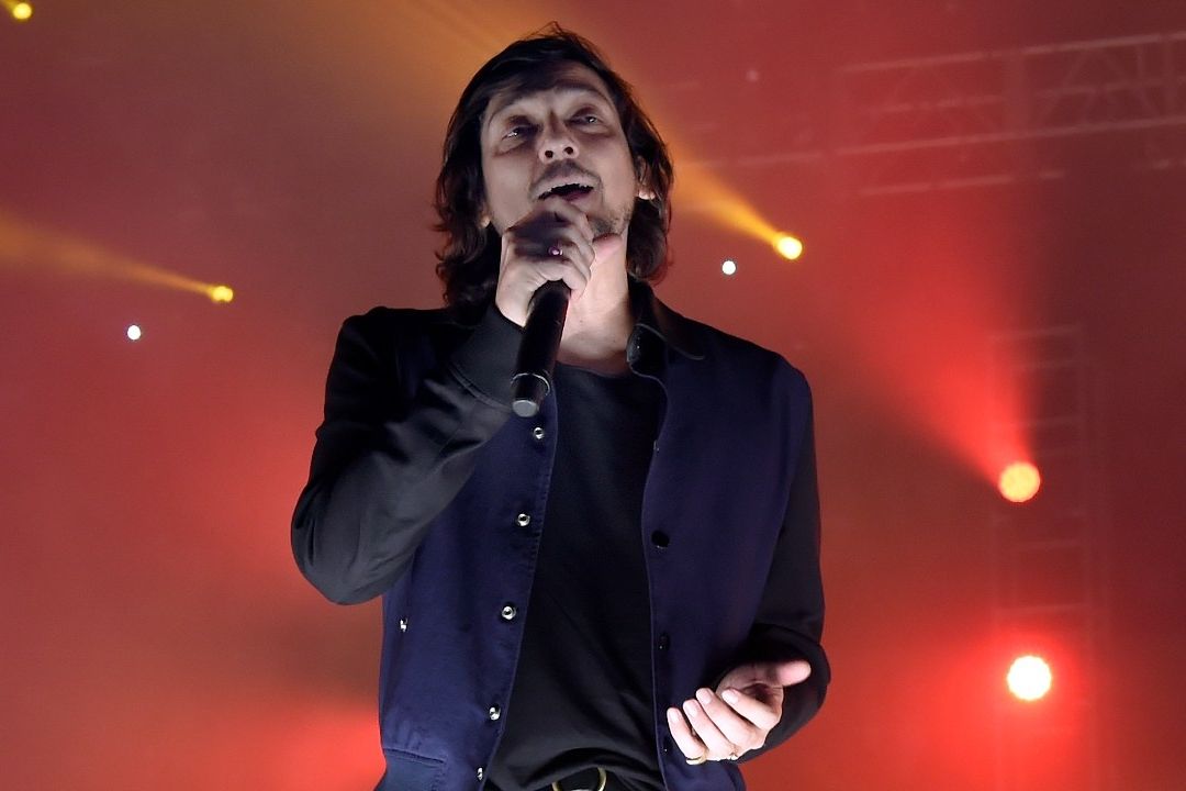 León Larregui de Zoé habla raro en concierto dice que se le meten espíritus