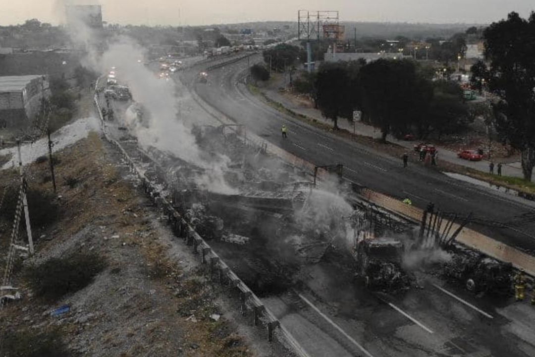 Caos vial en autopista México-Querétaro por carambola entre tráileres