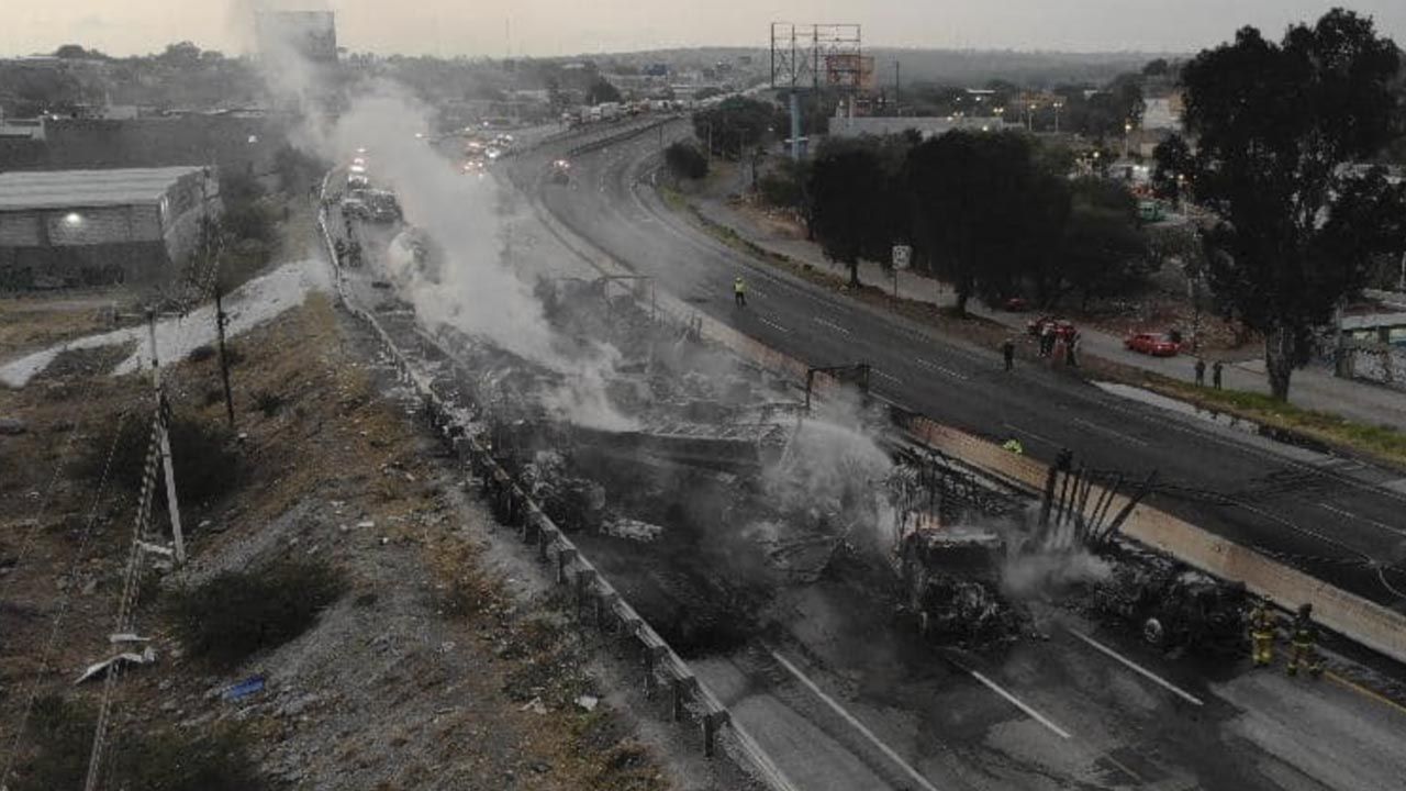 Caos vial en autopista México-Querétaro por carambola entre tráileres