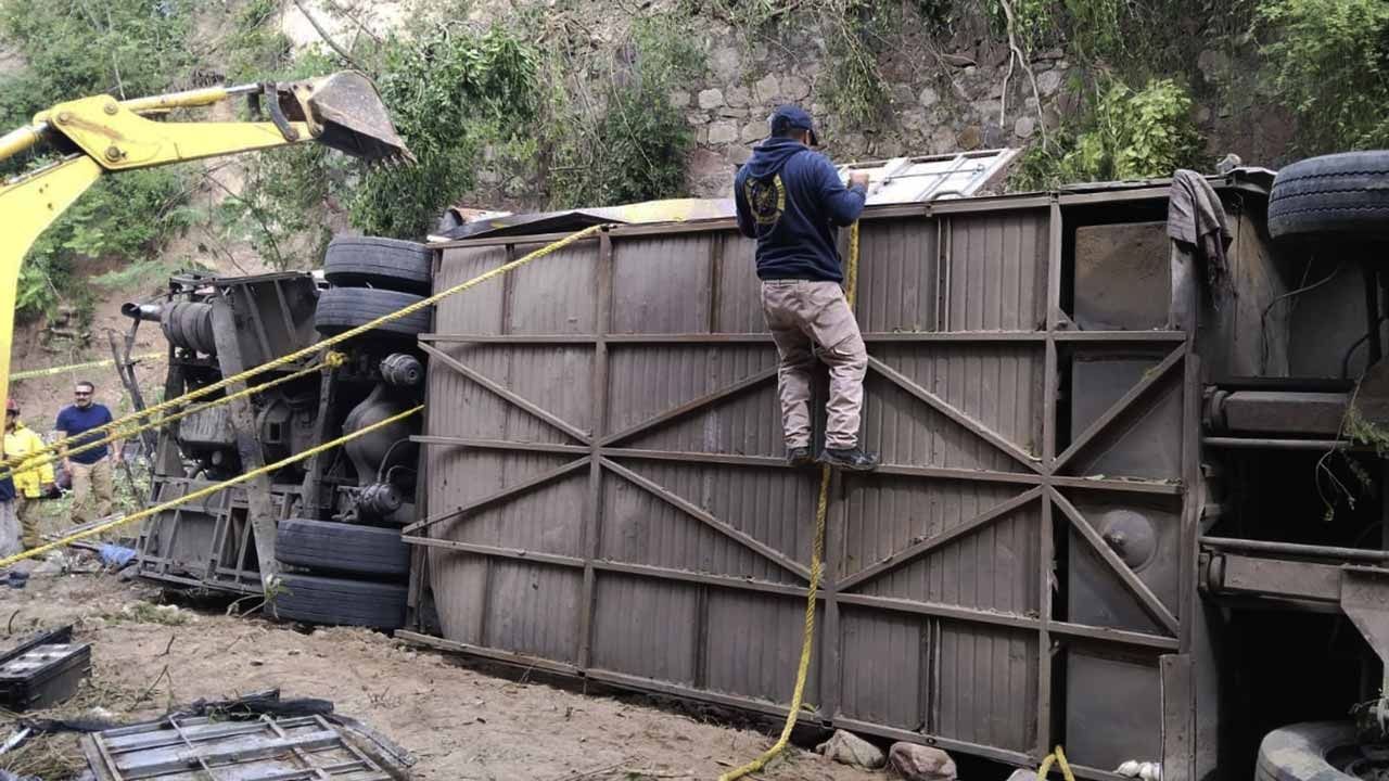 La mañana de hoy, 5 de julio de 2023, se registró la volcadura de un autobús de pasajeros con saldo preliminar de 26 muertos