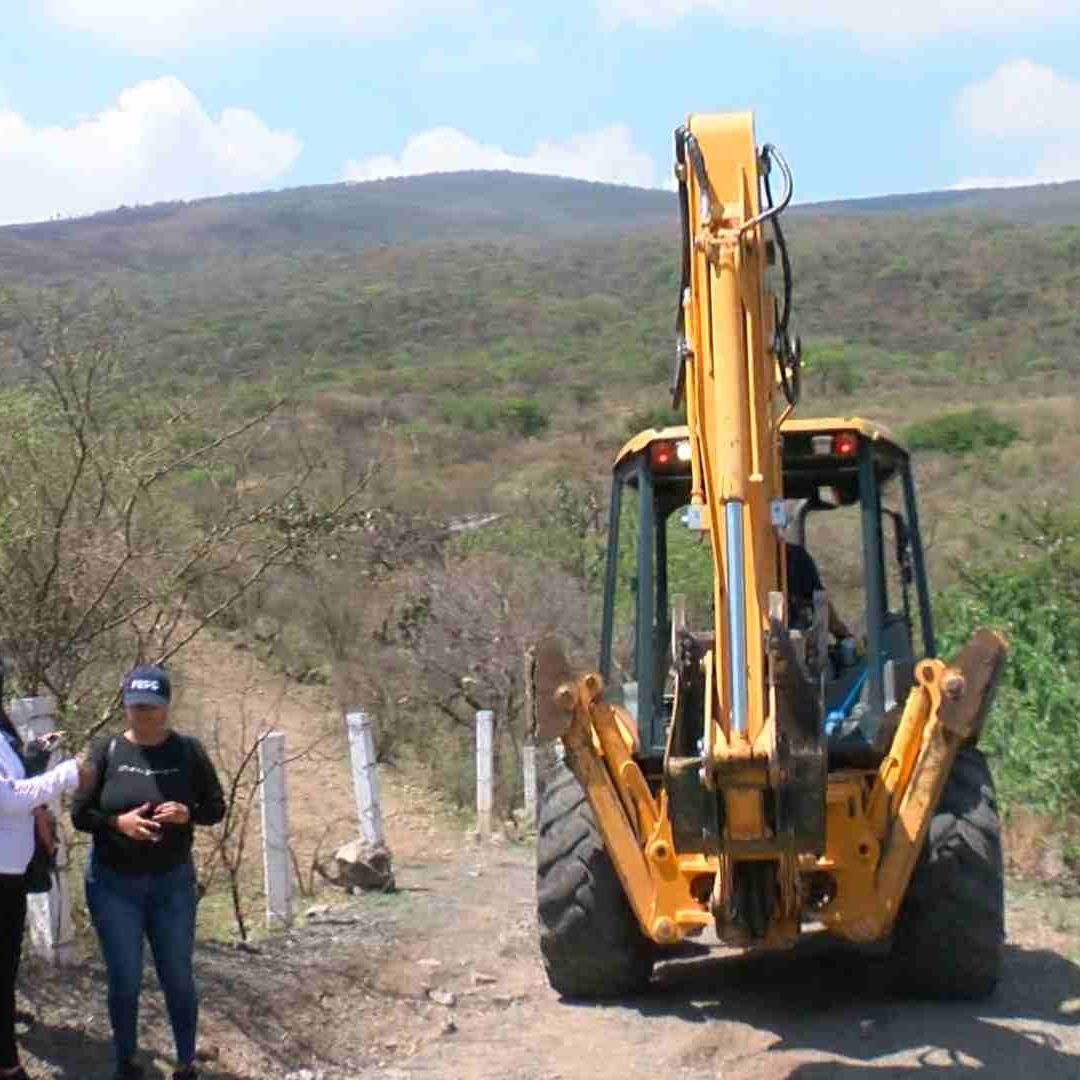 Las labores de búsqueda están siendo apoyadas con una retroexcavadora.