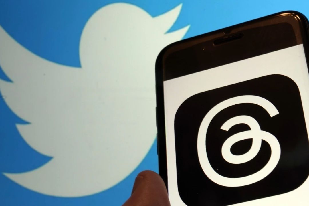 La aplicación Threads de Meta y los logotipos de Twitter se ven en esta ilustración