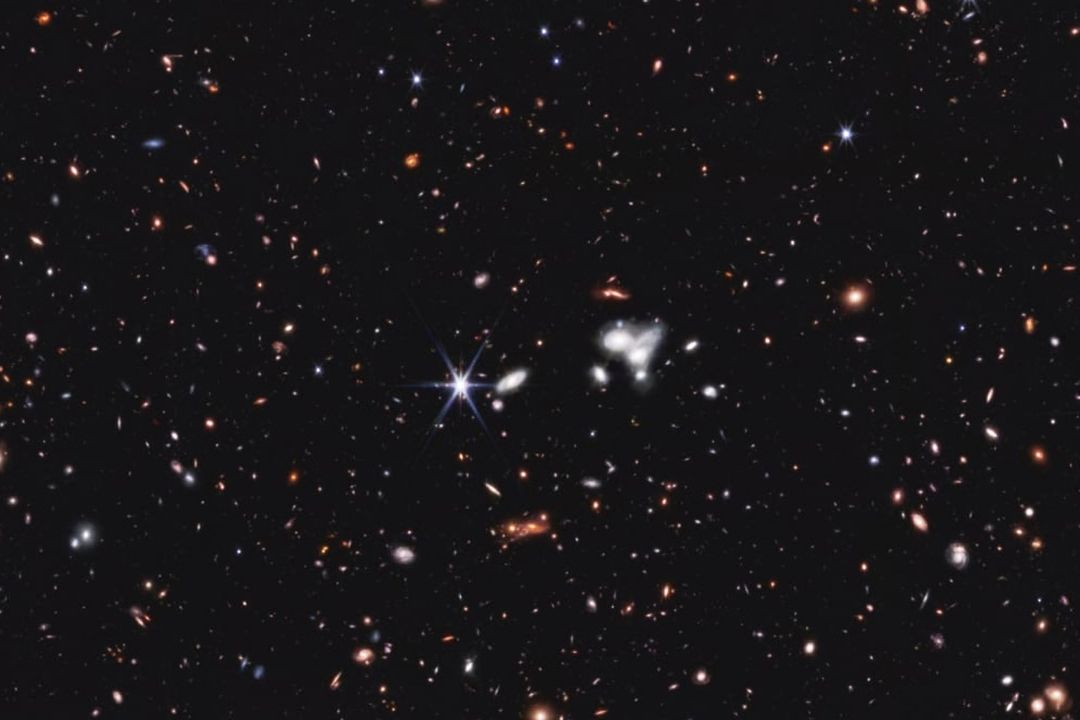 El James Webb detectó el agujero negro supermasivo activo más distante en la galaxia CEERS 1019