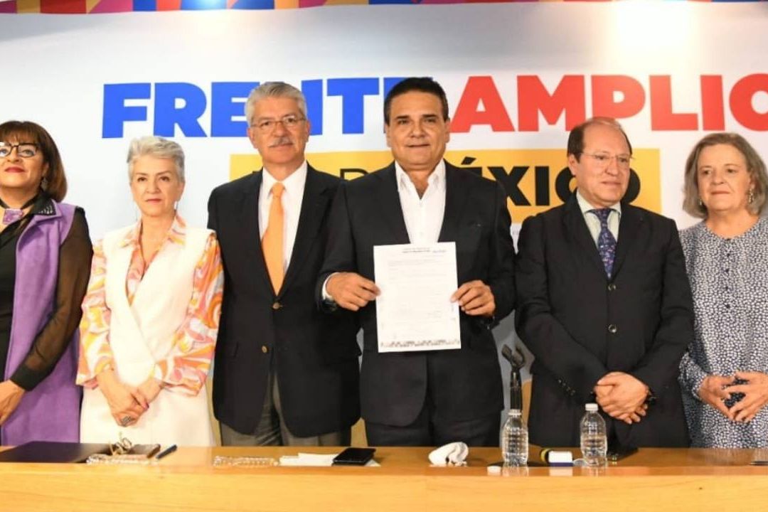 Silvano Aureoles formaliza registro al Frente Amplio por México