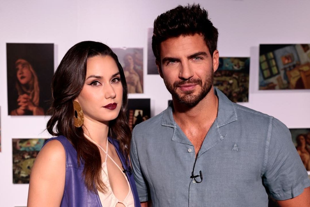 La actriz mexicana Ximena Romo y el actor español Maxi Iglesias protagonizan serie escrita por María Dueñas