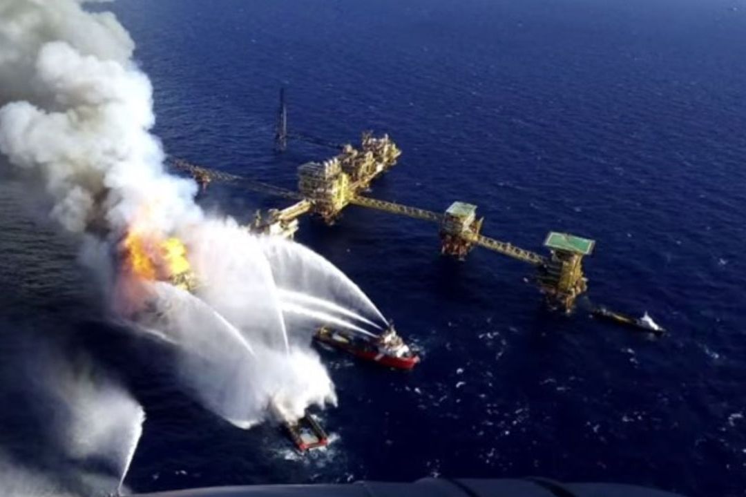 Incendio y explosion en plataforma de Pemex en Campeche
