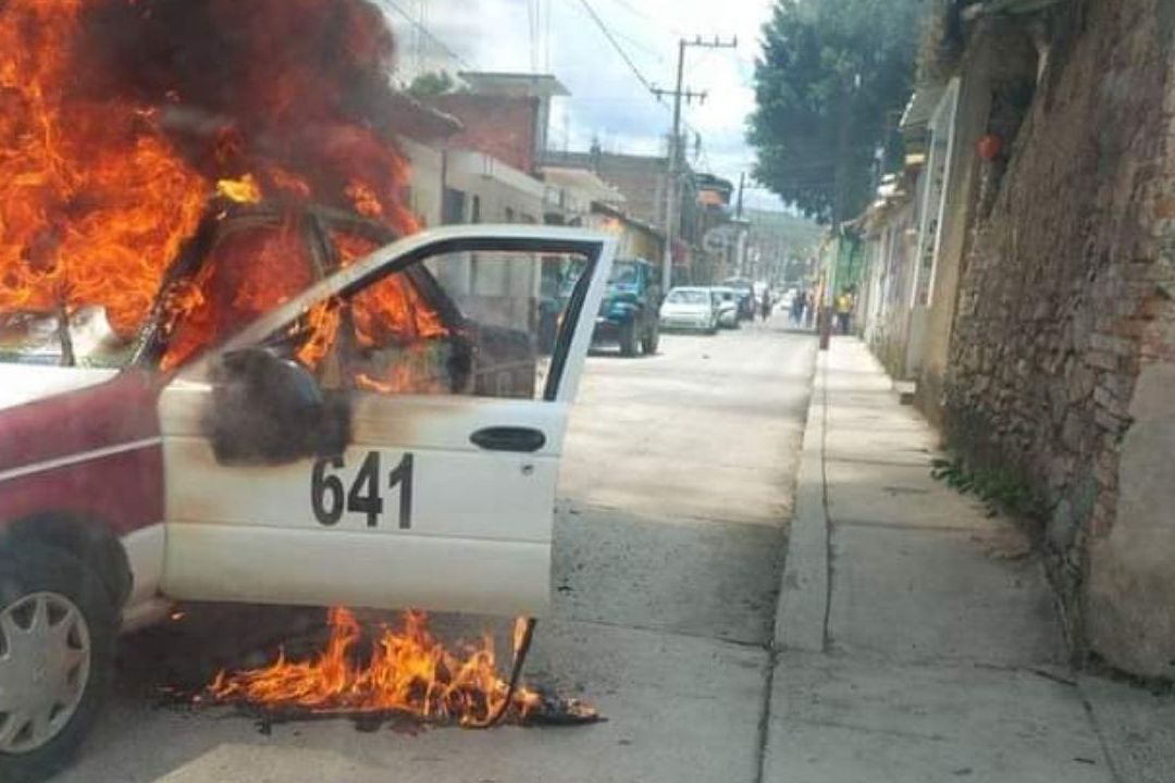 Atacan con bombas Molotov unidades de transporte público en Guerrero