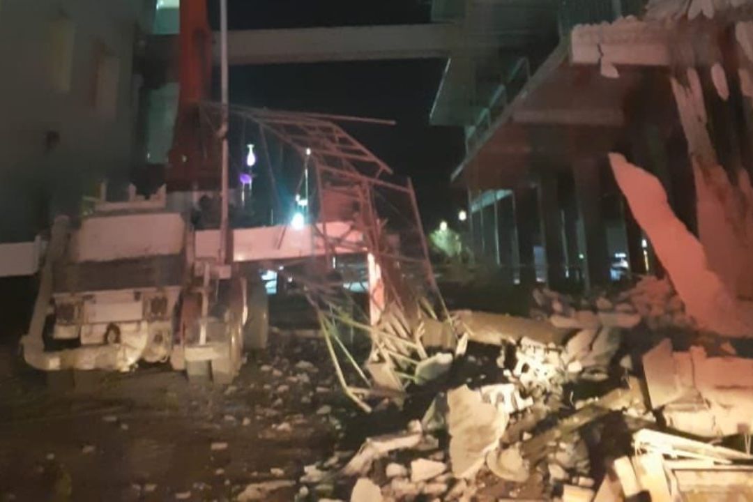 Tres trabajadores de la construcción cayeron desde una altura de cinco pisos y resultaron gravemente heridos.