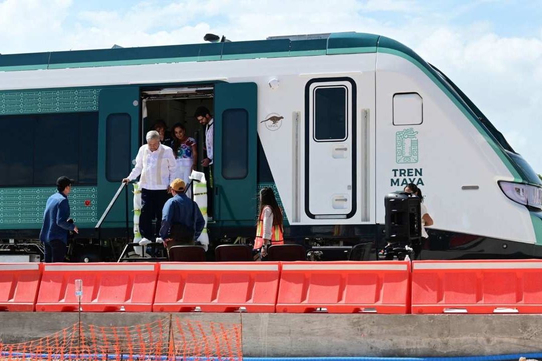 AMLO da banderazo de bienvenida a Cancún del primer vagón del Tren Maya