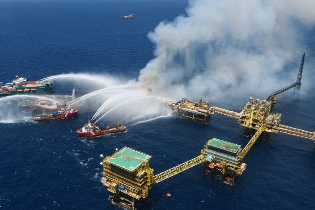 El fuego se inició temprano el viernes en la plataforma del activo marino Cantarell, en el Golfo de México