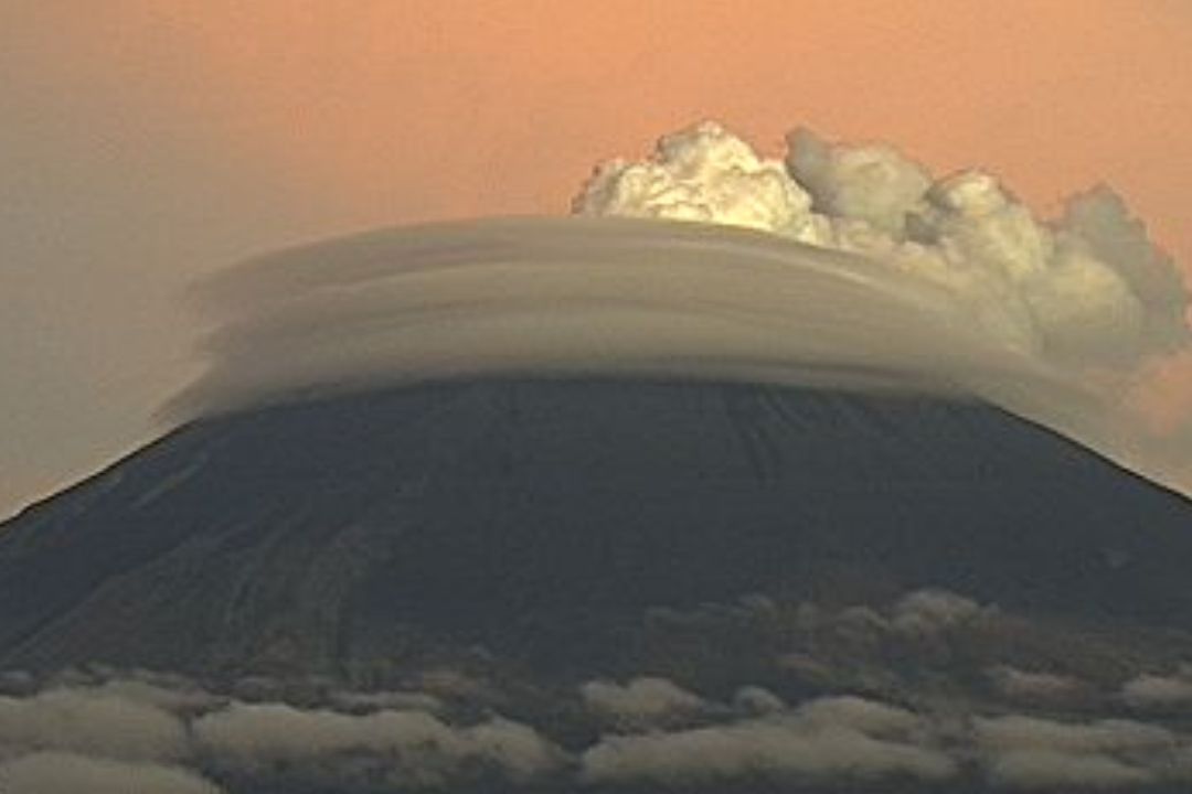 Durante el fin de semana pudieron verse nubes lenticulares en el volcán Popocatépetl