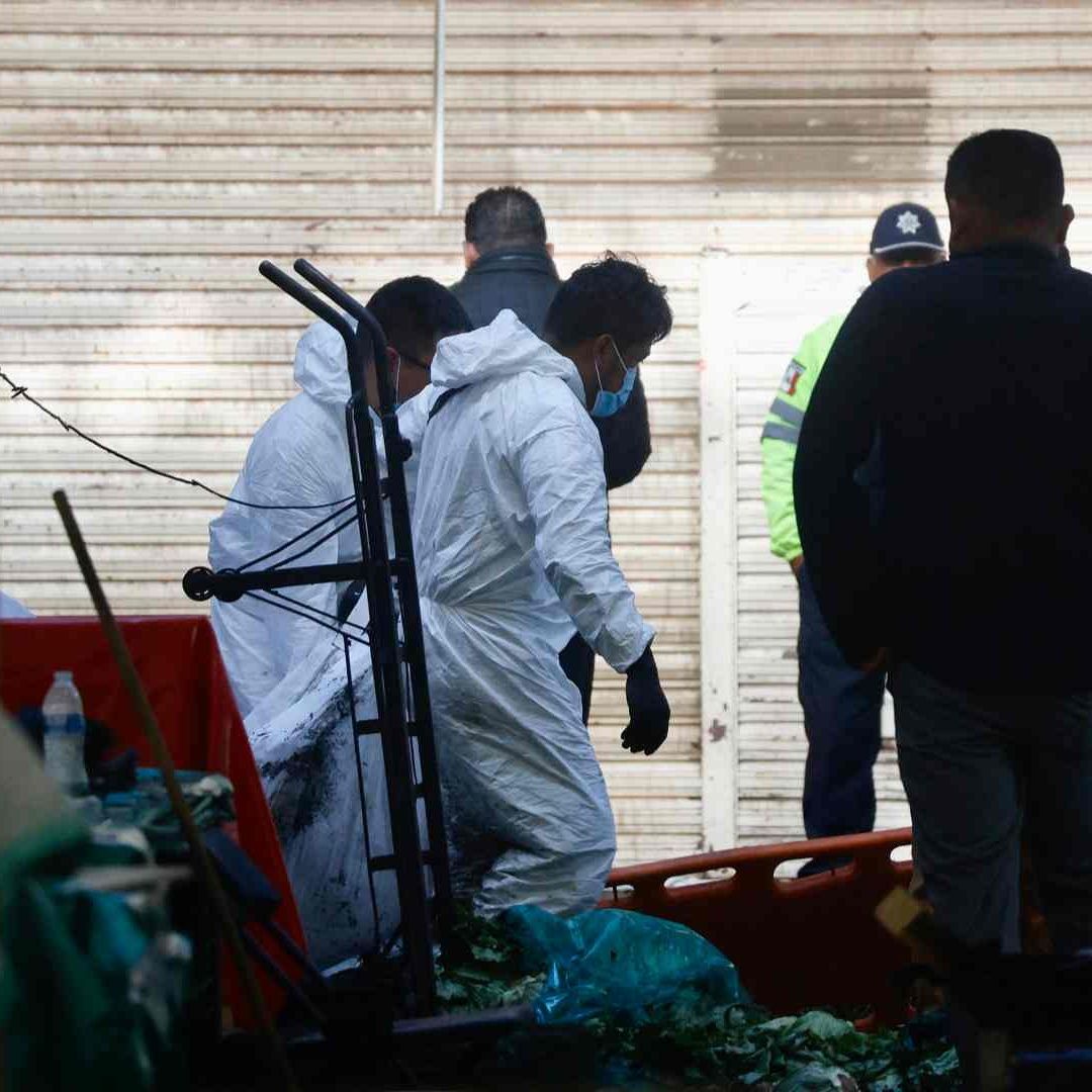 Peritos trabajan en Central de Abasto de Toluca tras el ataque