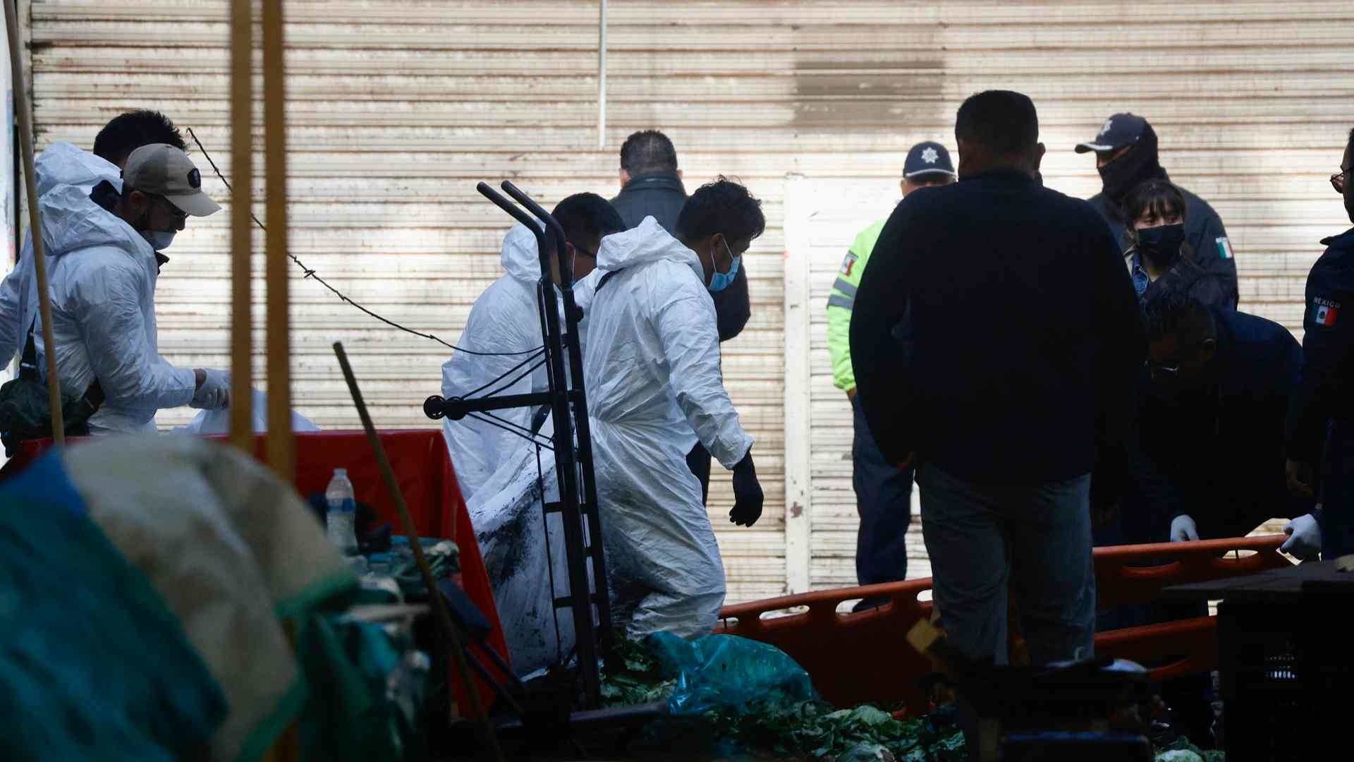 Peritos trabajan en Central de Abasto de Toluca tras el ataque