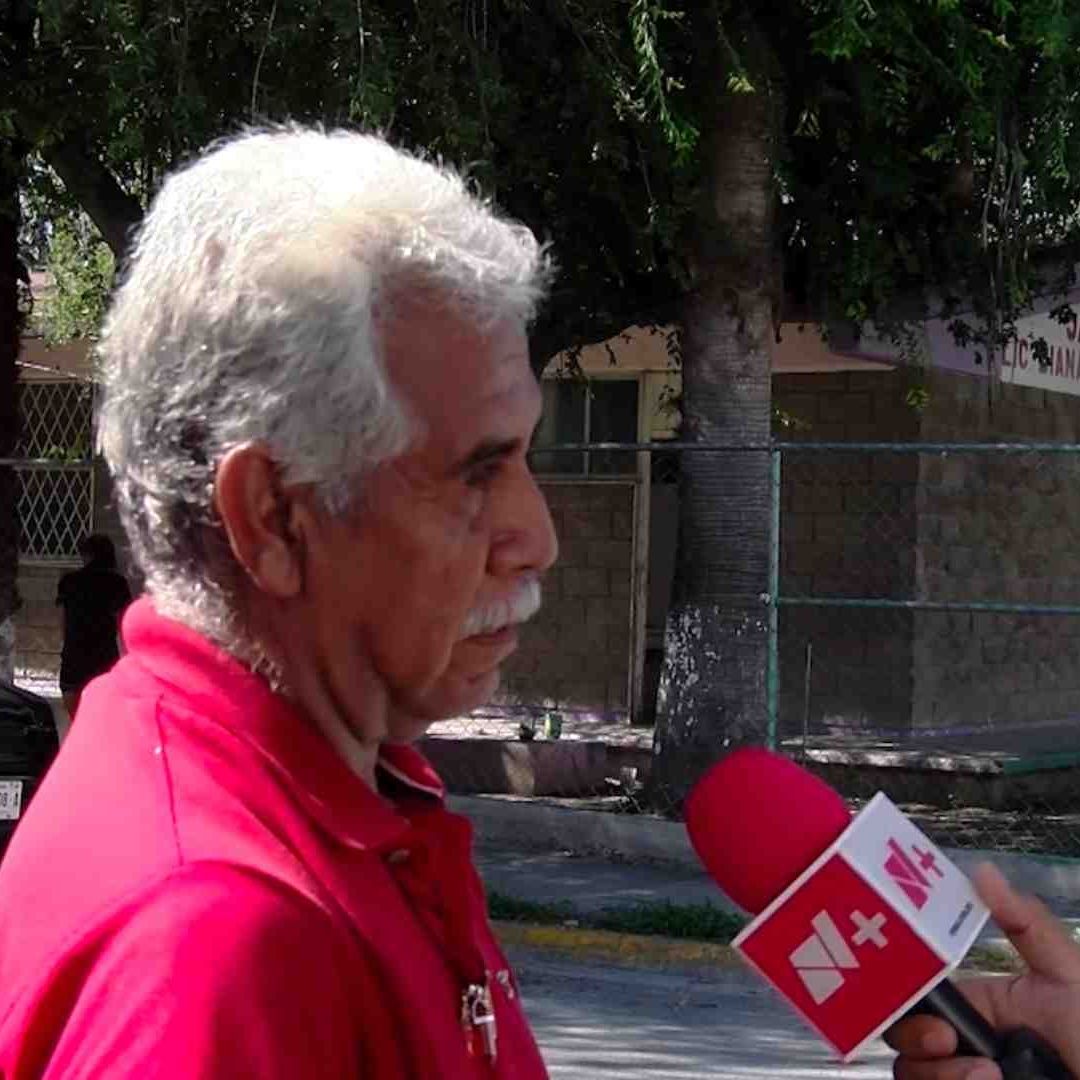 Profesor jubilado ayuda a alumno de kinder con sus gastos de graduación
