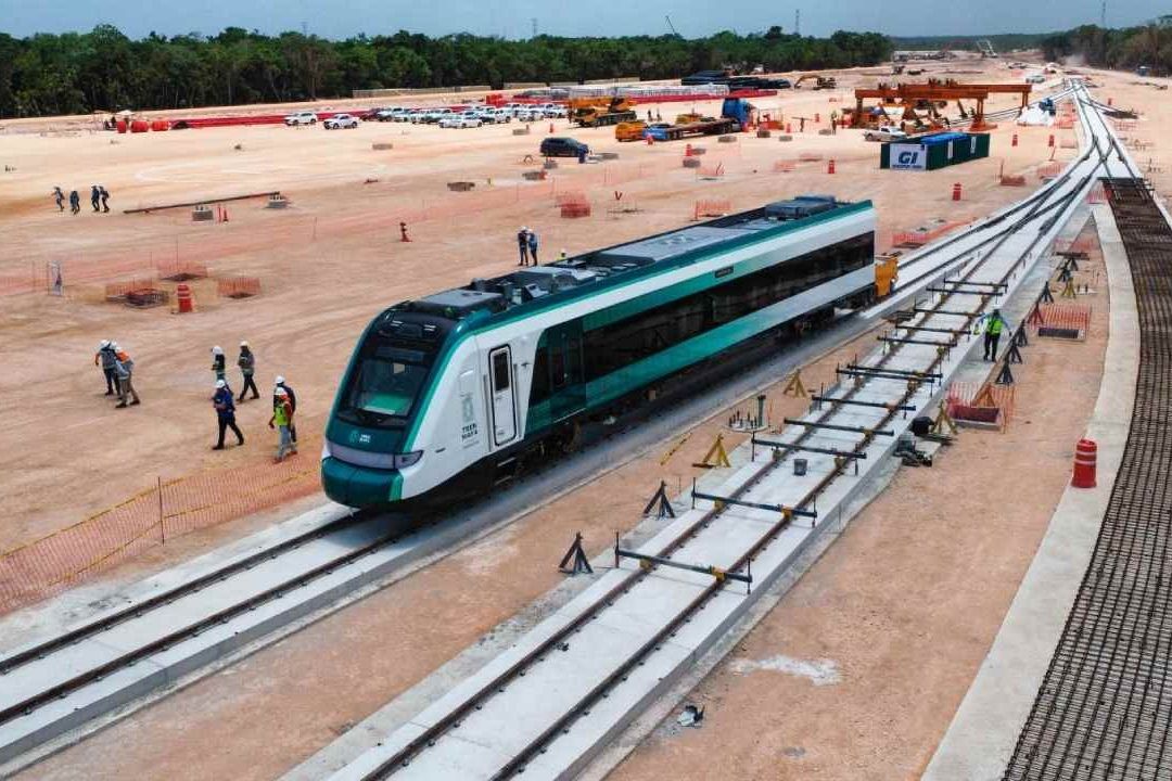 El primer vagón del Tren Maya, instalado en las vías