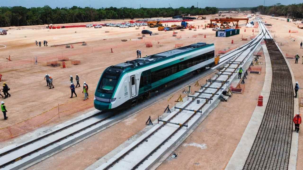 El primer vagón del Tren Maya, instalado en las vías