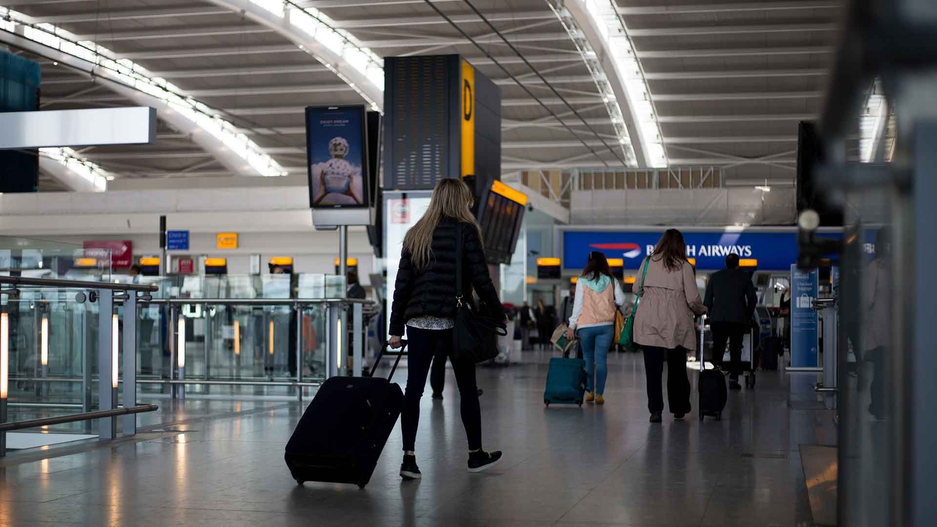 Grupo de estudiantes queda varado en Londres luego de ser estafados