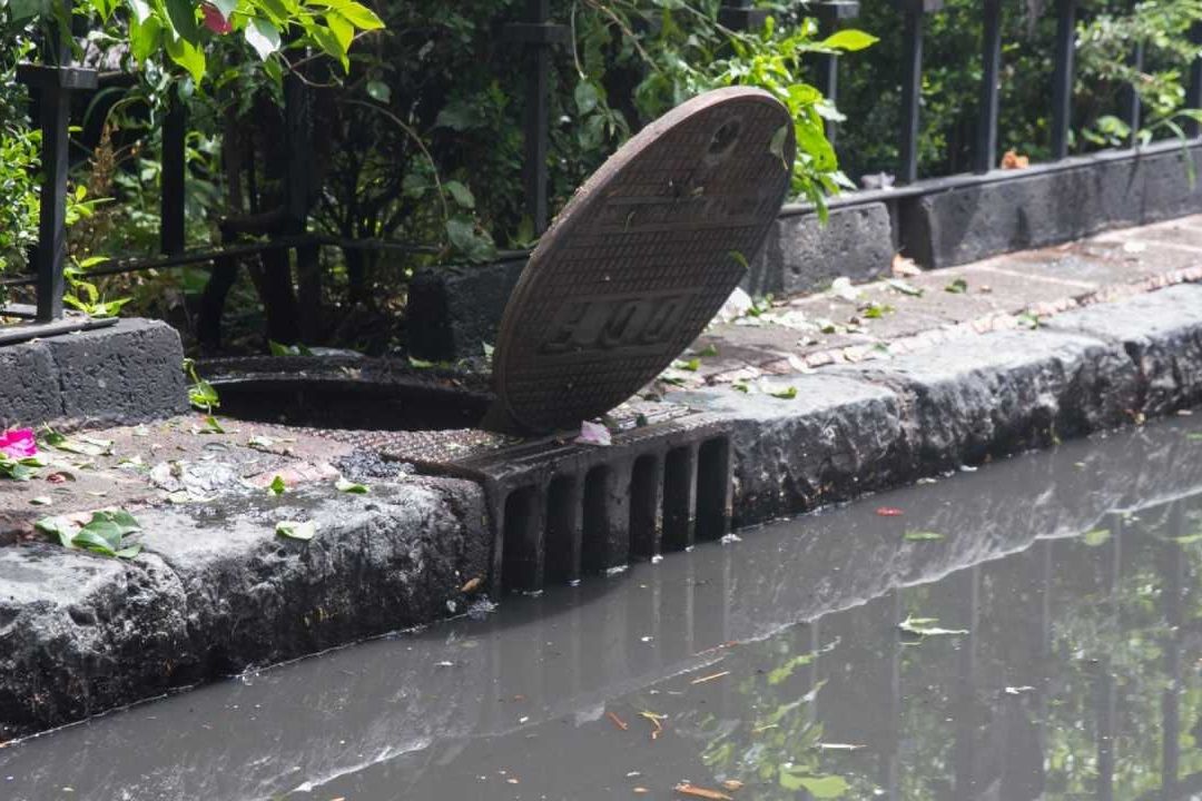 Los ciudadanos pueden reportar una coladera tapada en la CDMX al Sistema de Aguas de la Ciudad de México (Sacmex)