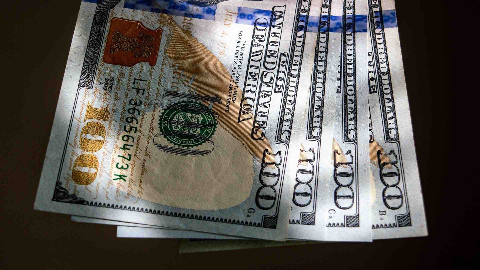 ¿Por qué sube y baja el precio del dólar México?