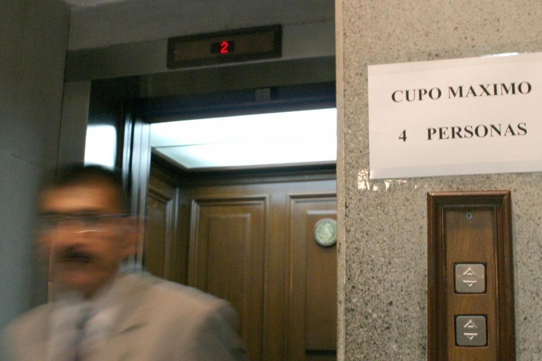¿Cómo Saber Si un Elevador Está Fallando? Señales y Advertencias